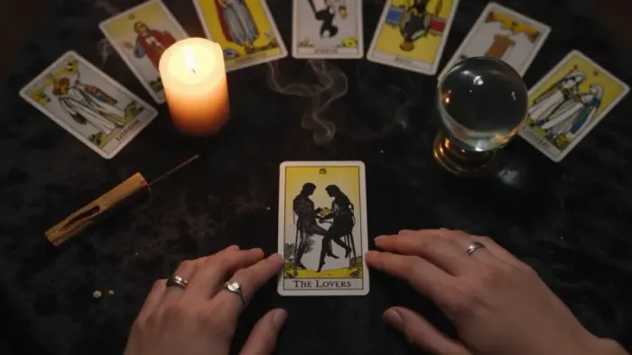 Иллюстрация к статье: Проекции и Архетипы: Как Читать Расклады на Любовь с Точки Зрения Юнга