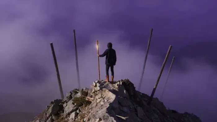 Иллюстрация к статье: Семерка Жезлов: как удержать свою высоту и не сойти с ума от проекций