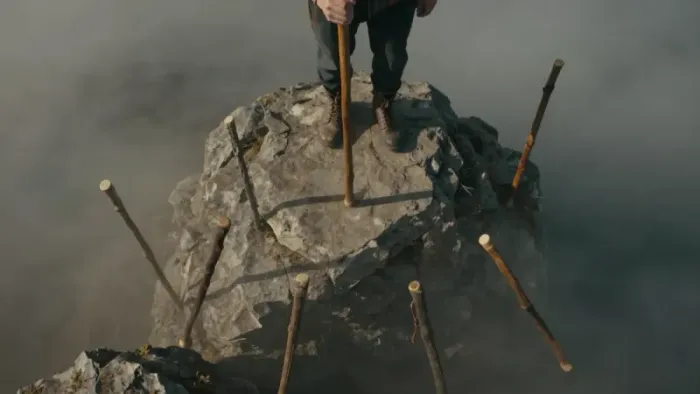 Иллюстрация к статье: Семерка Жезлов: когда чувства превращаются в крепость. Разбор в стиле юнгианской психологии